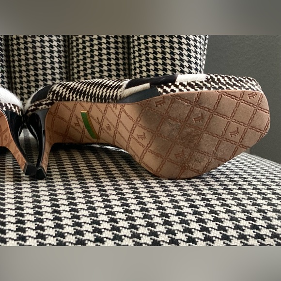 L.A.M.B - NWT Houndstooth Juva Calf Hair Heels/pumps. Beverly Hills Macys. - Picture 9 of 16